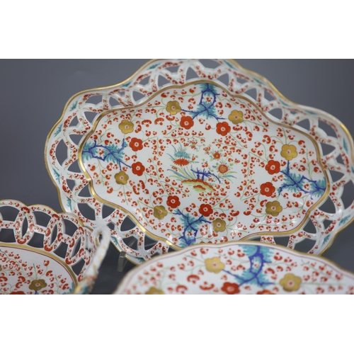 77 - A rare Chamberlains Worcester Kakiemon pattern part dessert service, c.1820, each piece painted to t... 