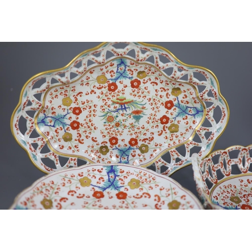 77 - A rare Chamberlains Worcester Kakiemon pattern part dessert service, c.1820, each piece painted to t... 