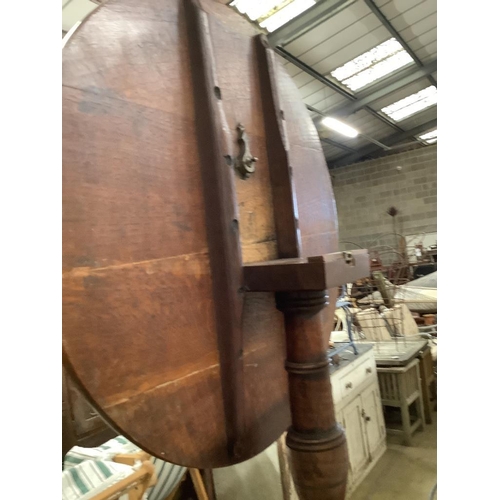 16 - A George III faded oak circular tilt top tea table, 68cm diameter, height 72cm