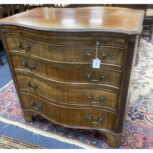 183 - An early 20th century George III style mahogany serpentine chest of drawers with brushing slide, wid... 