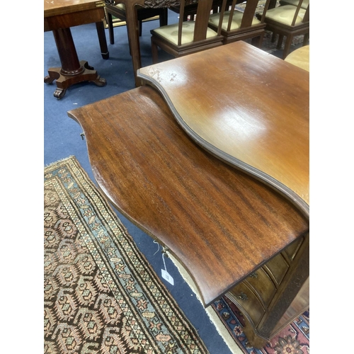 183 - An early 20th century George III style mahogany serpentine chest of drawers with brushing slide, wid... 