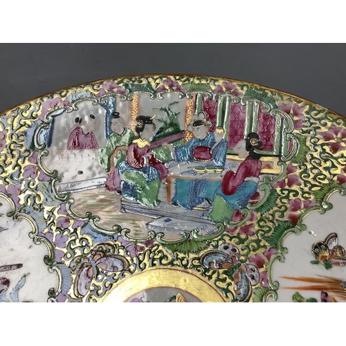 312 - A 19th century Cantonese famille rose dish, diameter 29cm