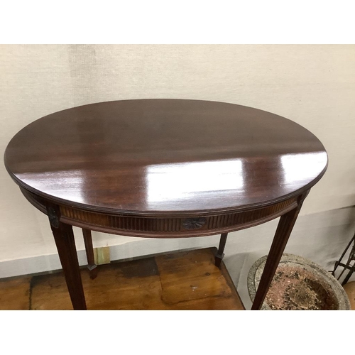 37 - An Edwardian oval mahogany occasional table, width 77cm, depth 54cm, height 71cm