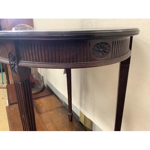 37 - An Edwardian oval mahogany occasional table, width 77cm, depth 54cm, height 71cm