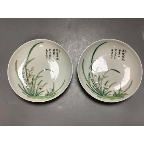 472 - A pair of Chinese enamelled porcelain saucer dishes, diameter 14cm