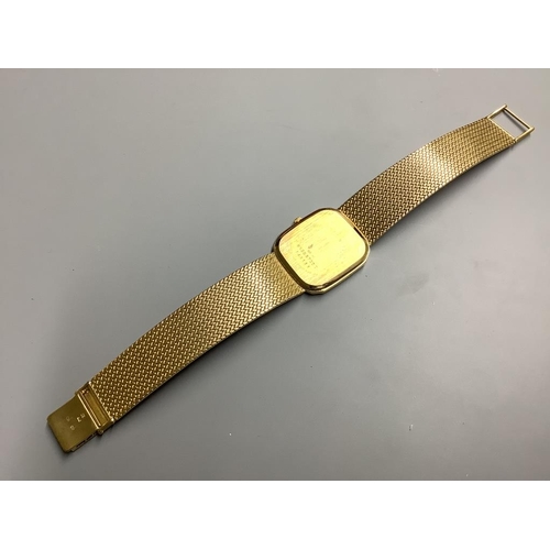 778 - A gentleman's modern 9ct gold Seiko quartz wrist watch on integral 9ct gold mesh link bracelet. over... 