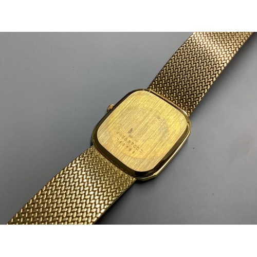 778 - A gentleman's modern 9ct gold Seiko quartz wrist watch on integral 9ct gold mesh link bracelet. over... 