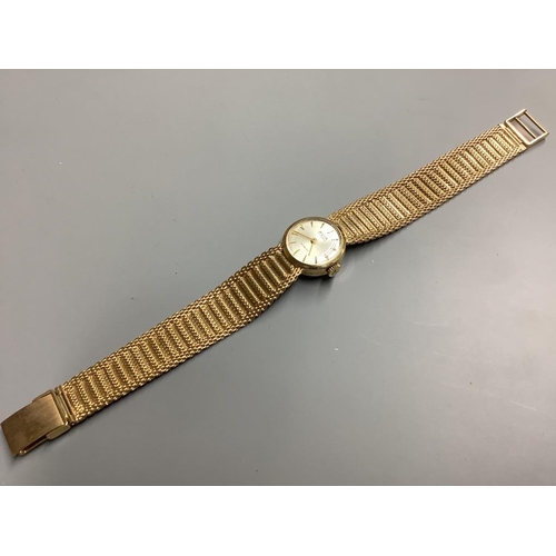 780 - A lady's modern 9ct gold Avia manual wind wrist watch, on integral 9ct gold bracelet, overall 17.5cm... 