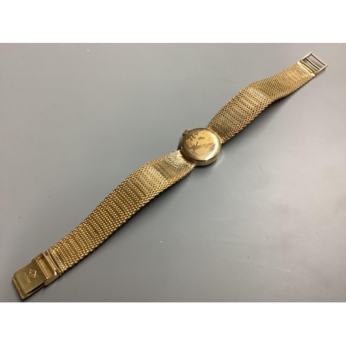 780 - A lady's modern 9ct gold Avia manual wind wrist watch, on integral 9ct gold bracelet, overall 17.5cm... 