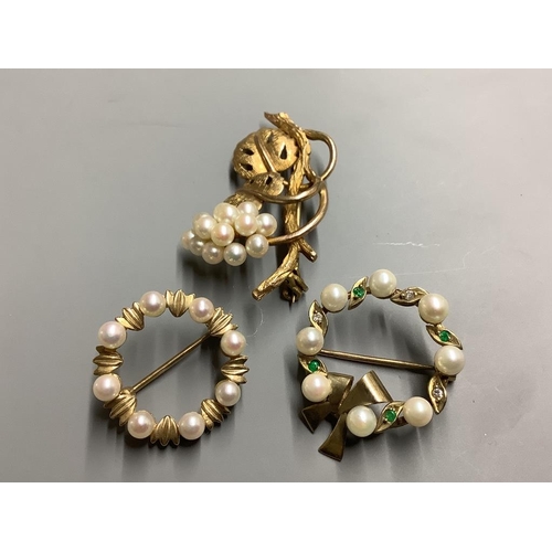 784 - Three assorted modern 9ct gold brooches, one set with emerald, diamond and cultured pearl and two se... 