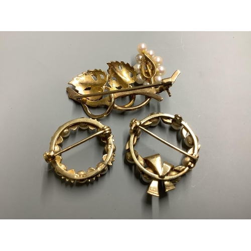 784 - Three assorted modern 9ct gold brooches, one set with emerald, diamond and cultured pearl and two se... 