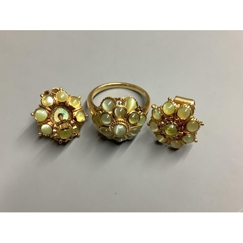 872 - A yellow metal and cat's eye chrysoberyl? cluster ring and a pair of similar earrings,ring size M, g... 