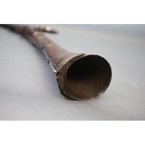 22 - An early 19th century Indian flintlock blunderbuss, East India Company,the barrel with remnants of p... 