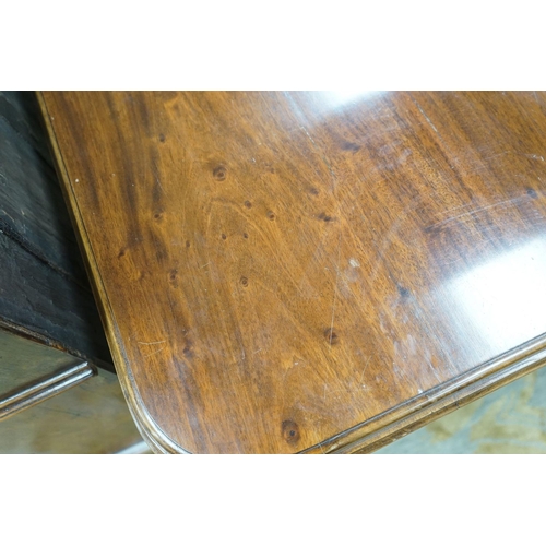 155 - A late Victorian walnut wind-action dining table with two extra leaves, no winder, 236cm extended, w... 