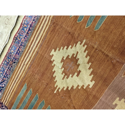 29 - A Kelim carpet 308 x 213cm