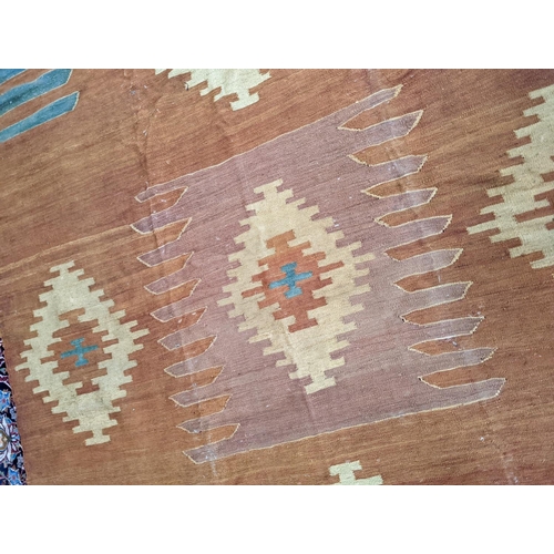 29 - A Kelim carpet 308 x 213cm