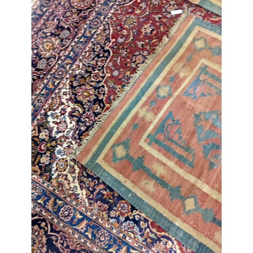 32 - A Kelim carpet, 136 x 130cm