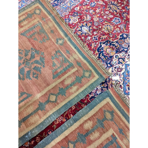 32 - A Kelim carpet, 136 x 130cm