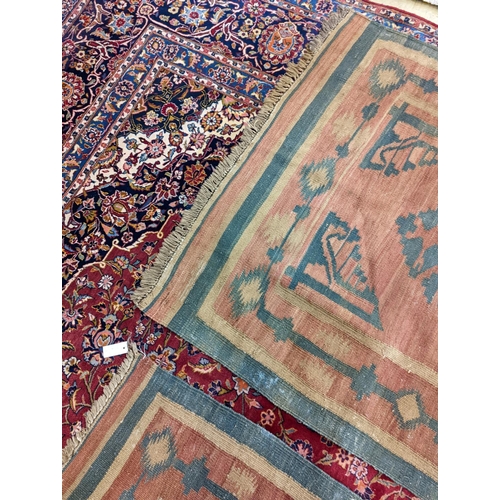 32 - A Kelim carpet, 136 x 130cm