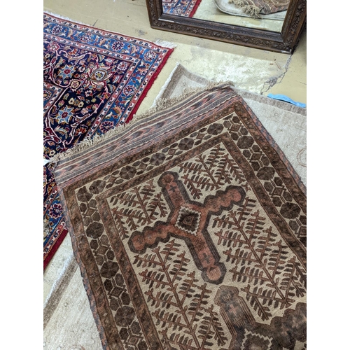 35 - A Turkish Kelim carpet, 370 x 94cm