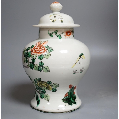 437 - A Chinese Famille-Verte jar and cover decorated with Phoenix and flowers, 26cm