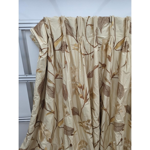 81 - A pair of floral lined curtains. Approximate measurements: Width of top 230cm, Width of bottom 420cm... 