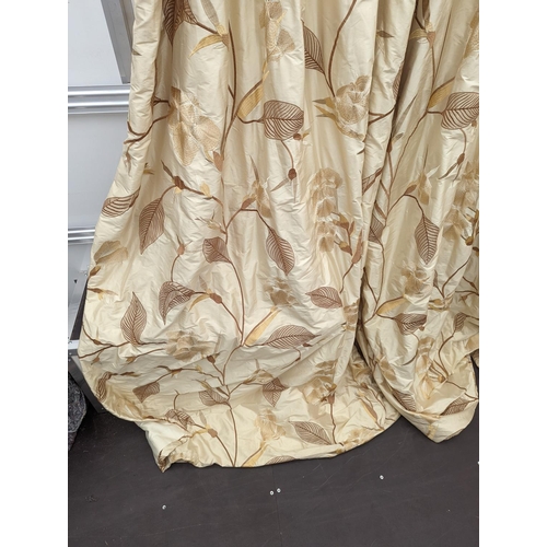 81 - A pair of floral lined curtains. Approximate measurements: Width of top 230cm, Width of bottom 420cm... 