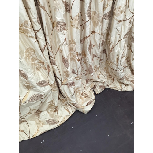 81 - A pair of floral lined curtains. Approximate measurements: Width of top 230cm, Width of bottom 420cm... 