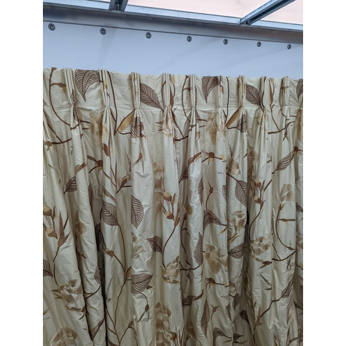 81 - A pair of floral lined curtains. Approximate measurements: Width of top 230cm, Width of bottom 420cm... 