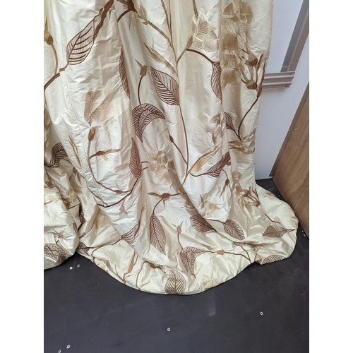 81 - A pair of floral lined curtains. Approximate measurements: Width of top 230cm, Width of bottom 420cm... 