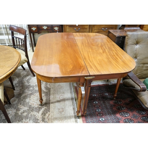 87 - A Regency mahogany drop leaf extending dining table, closed 114cm, width 127cm, height 76cm... 