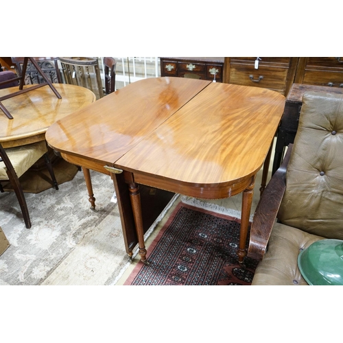 87 - A Regency mahogany drop leaf extending dining table, closed 114cm, width 127cm, height 76cm... 