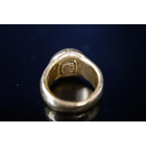 960 - A planished yellow metal (inscribed 24k) and mother of pearl mounted ring, indistinctly signed, size... 