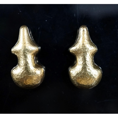 961 - A pair of planished 18k yellow metal ear rings, in the manner of Lalaounis, 27mm, 9.1 grams.... 