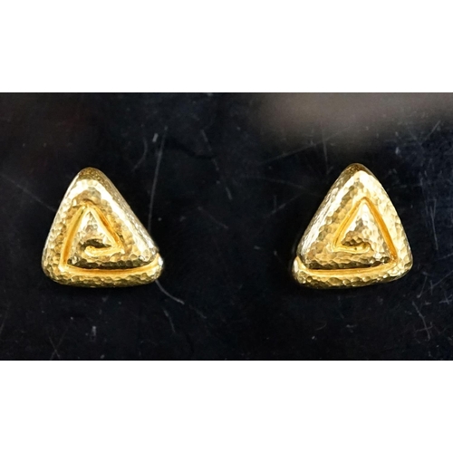 966 - A pair of Zoartas planished 750 yellow metal triangular ear studs, 12mm, 5.5 grams, signed.... 