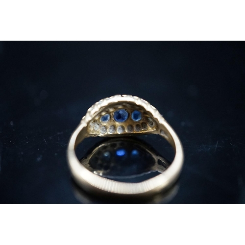 967 - An early 20th century 18ct gold, graduated five stone sapphire and rose cut diamond set cluster ring... 