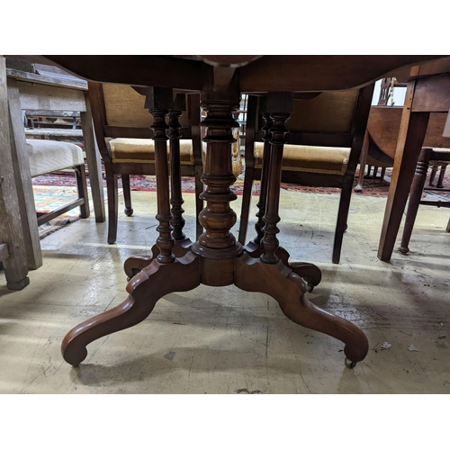 115 - A Victorian figured walnut oval Sutherland table, width 100cm, length 118cm extended, height 72cm... 