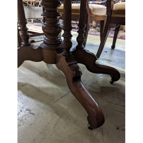 115 - A Victorian figured walnut oval Sutherland table, width 100cm, length 118cm extended, height 72cm... 