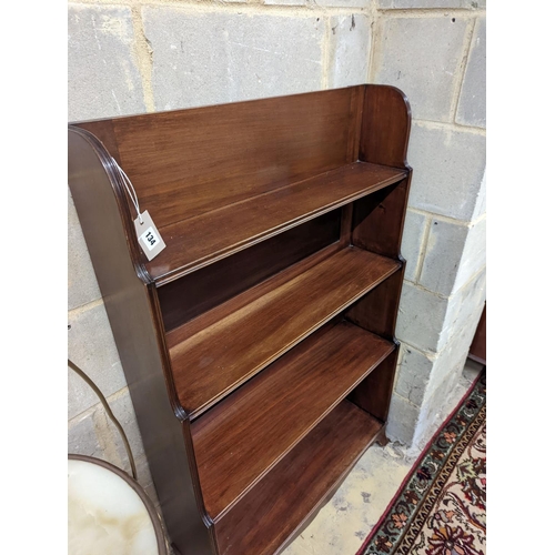 134 - A George III style mahogany graduated open bookcase, width 77cm, depth 25cm, height 122cm... 