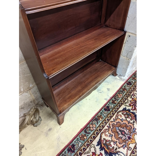 134 - A George III style mahogany graduated open bookcase, width 77cm, depth 25cm, height 122cm... 