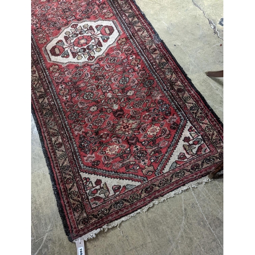 169 - A Hamadan red ground rug, 190 x 82cm