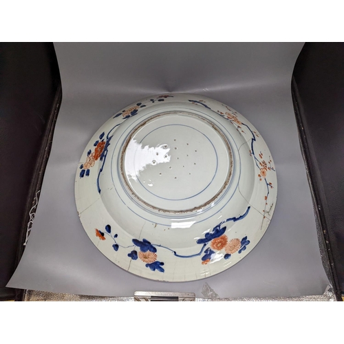 274 - A large 17th/18th century Japanese Arita Imari palette charger, 55cm