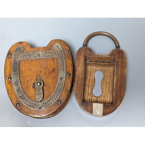 289 - An unusual oak padlock-shaped cribbage board 22cm