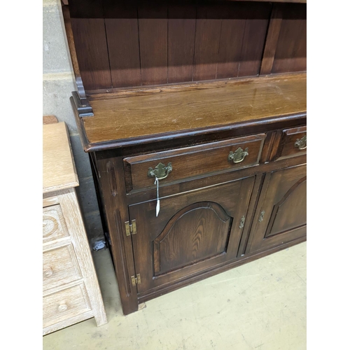 29 - A Georgian style oak dresser base with boarded rack, W-184cm, D-46cm, H-188cm.