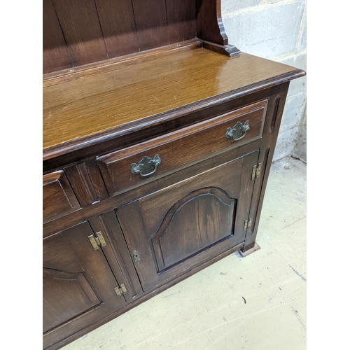 29 - A Georgian style oak dresser base with boarded rack, W-184cm, D-46cm, H-188cm.