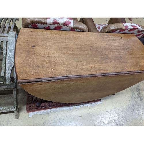 32 - A mid 18th century oak gateleg table. W-132cm, D-156cm, H-71cm.