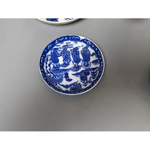 481 - A Worcester blue and white sauceboat, two tea bowls and saucers  and single saucer. (7)