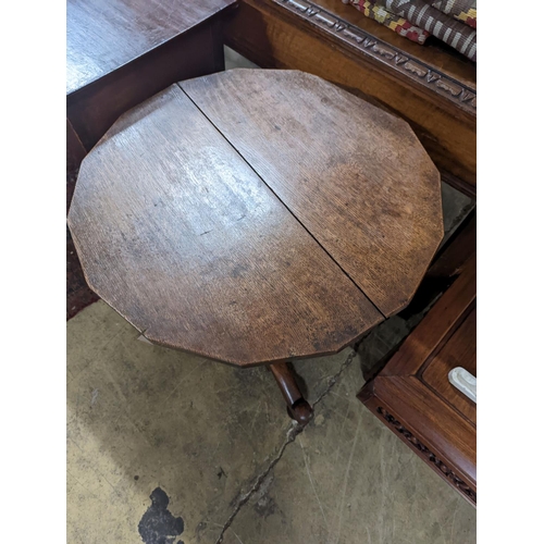 54 - An early 20th century circular oak tripod book table, diameter 60cm, height 69cm