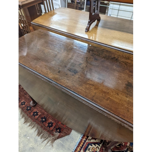 76 - A George III oval mahogany drop leaf pad foot dining table, width 108cm, length 134cm extended, heig... 