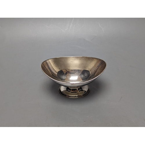 816 - A George III silver sugar bowl, (ex basket), maker's mark double stamped, London, 1790, length 13.6c... 